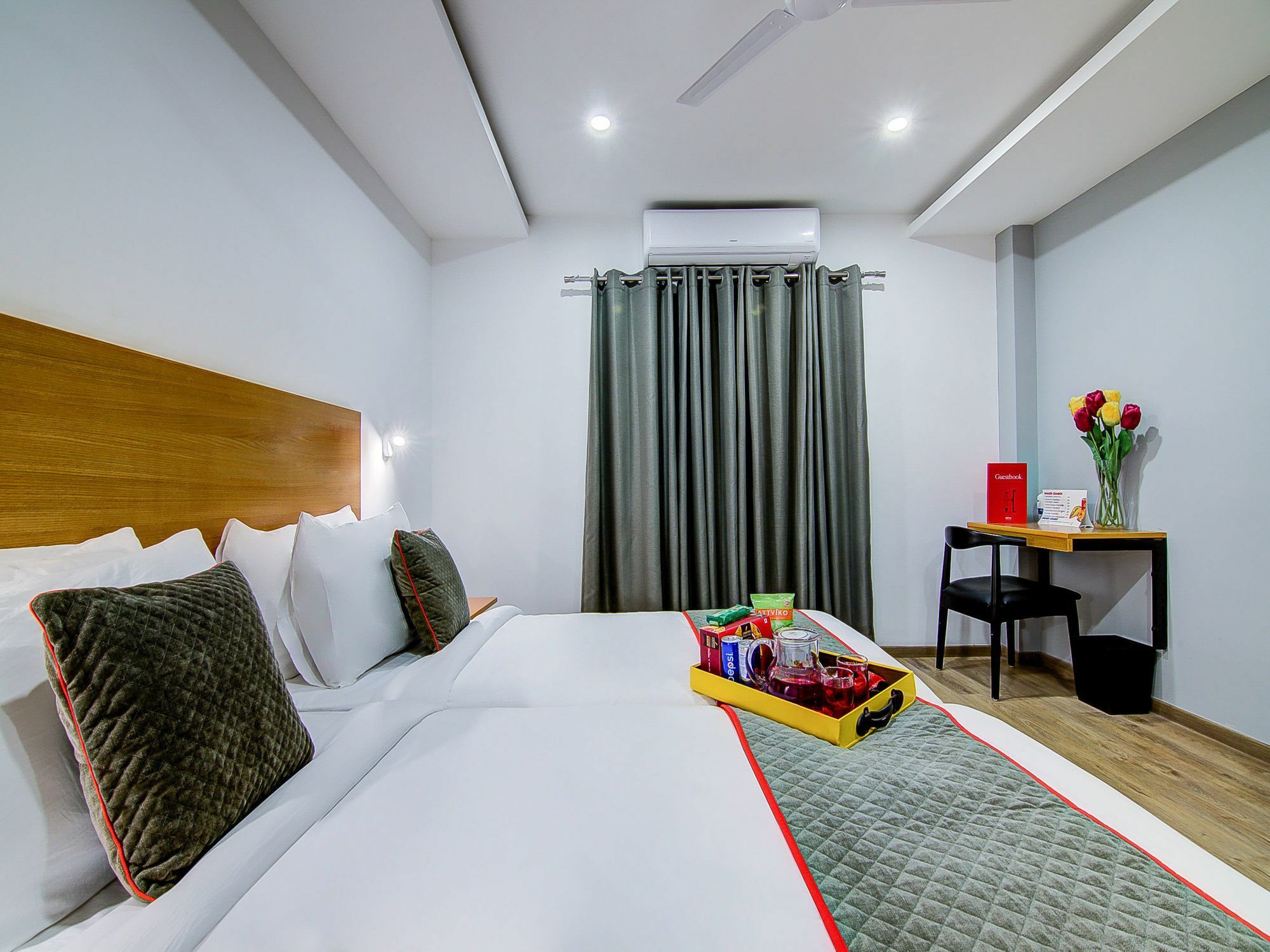 Oyo Townhouse 034 -Halcyon Hitech City Road Hyderabad Bagian luar foto