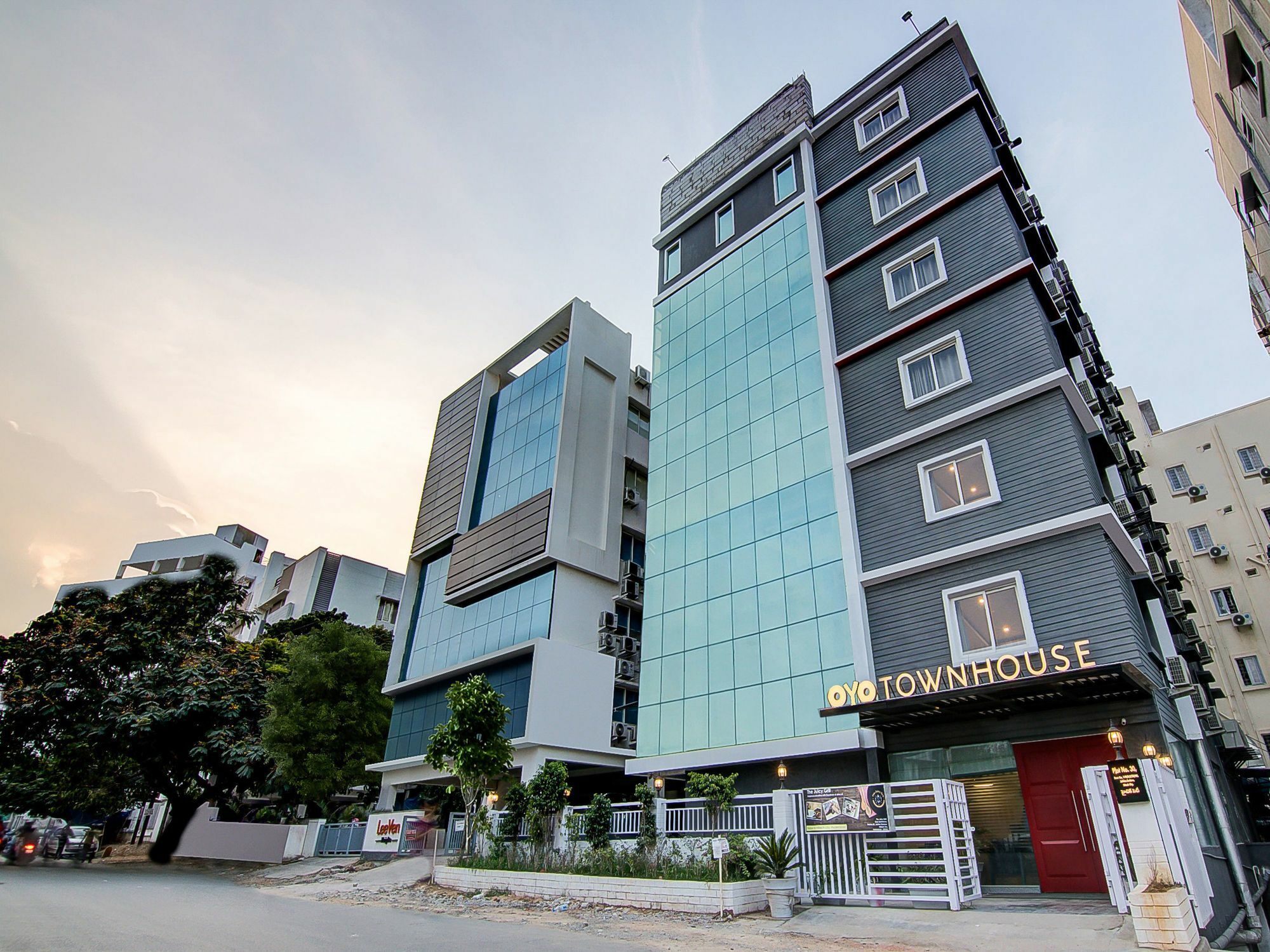 Oyo Townhouse 034 -Halcyon Hitech City Road Hyderabad Bagian luar foto